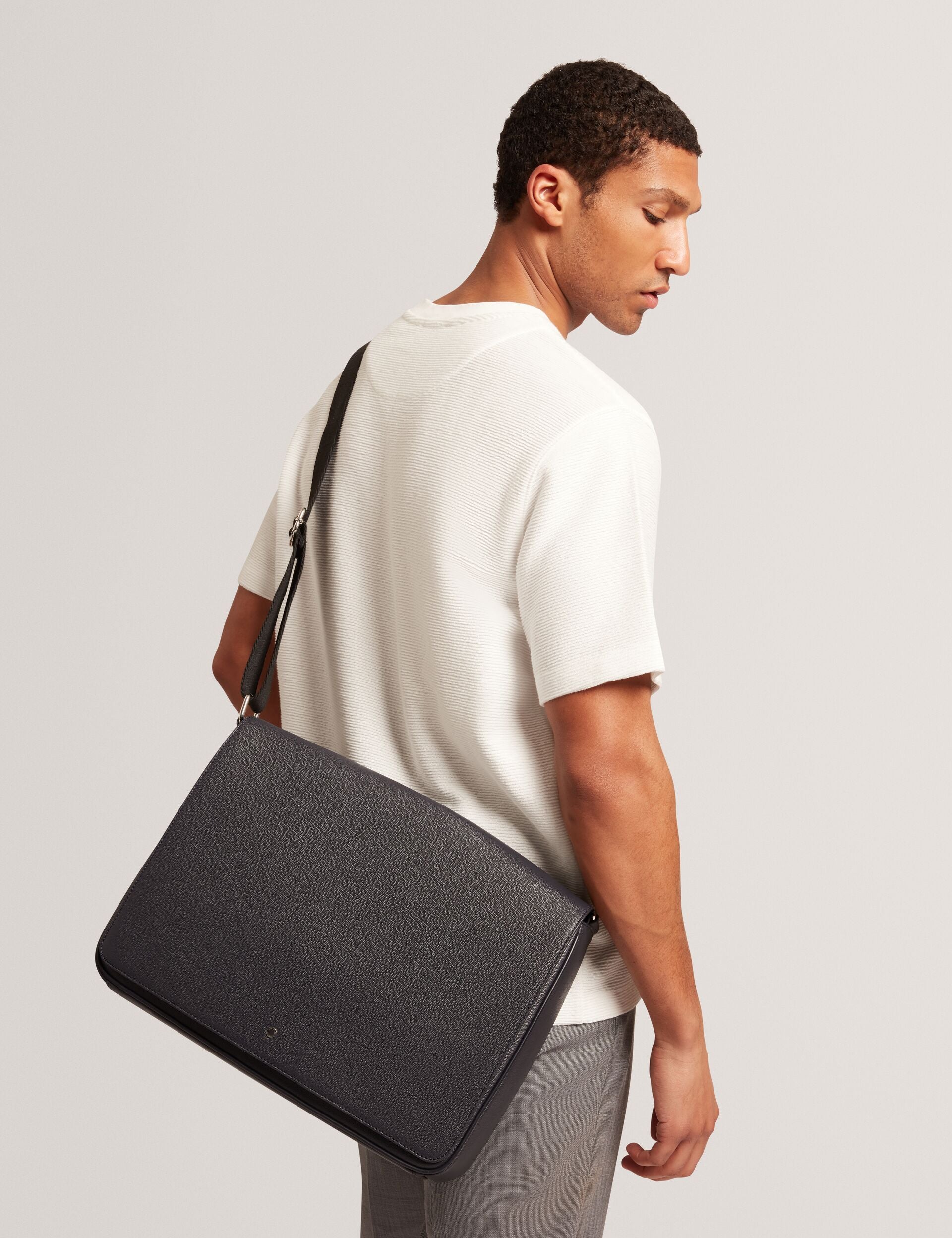 ted baker handschuhe herren Umhängetasche aus Kaviarleder dunkelblau | KAMARON