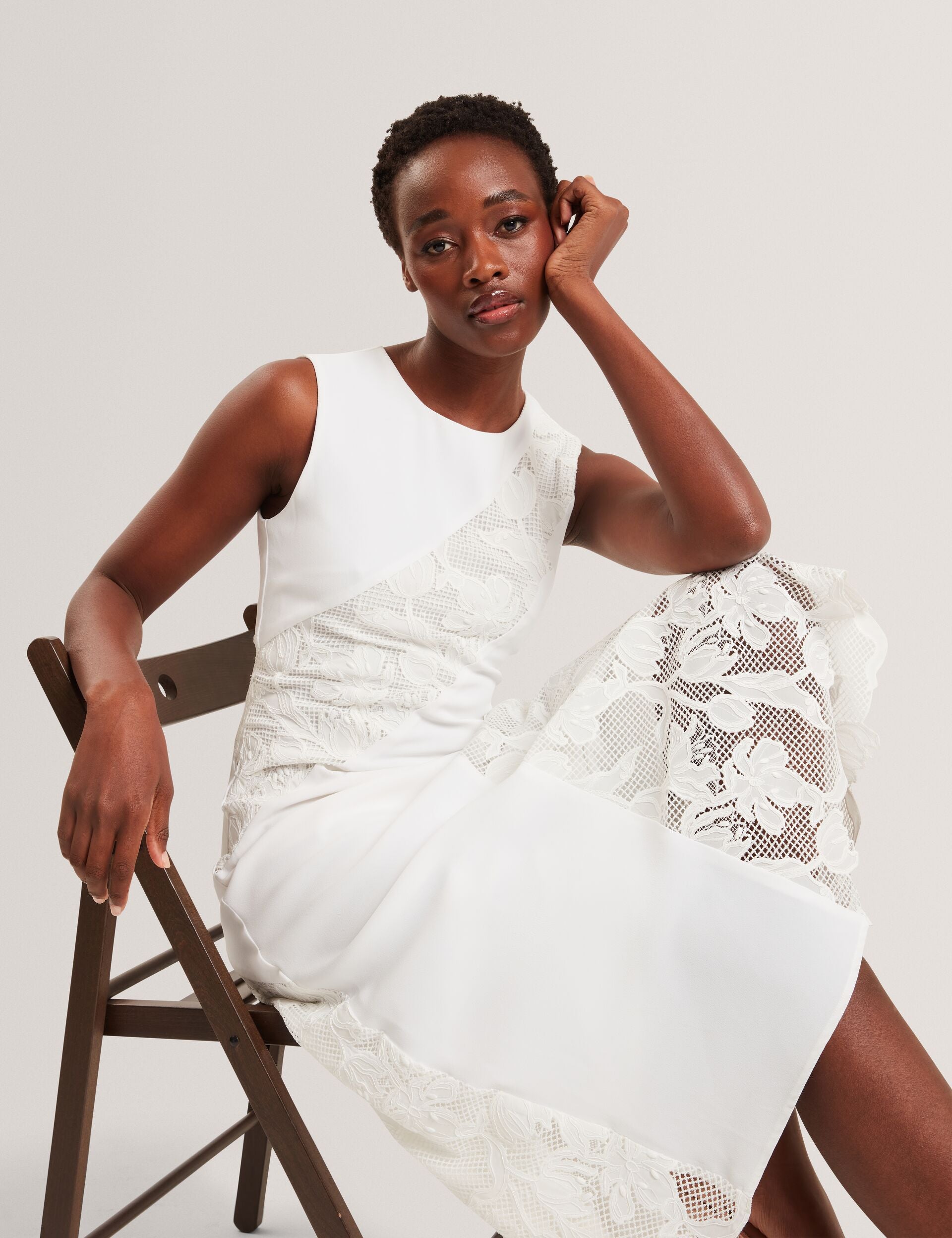 SLEEVELESS LACE APPLIQUE MIDI DRESS | White SLEEVELESS LACE APPLIQUE MIDI DRESS | White