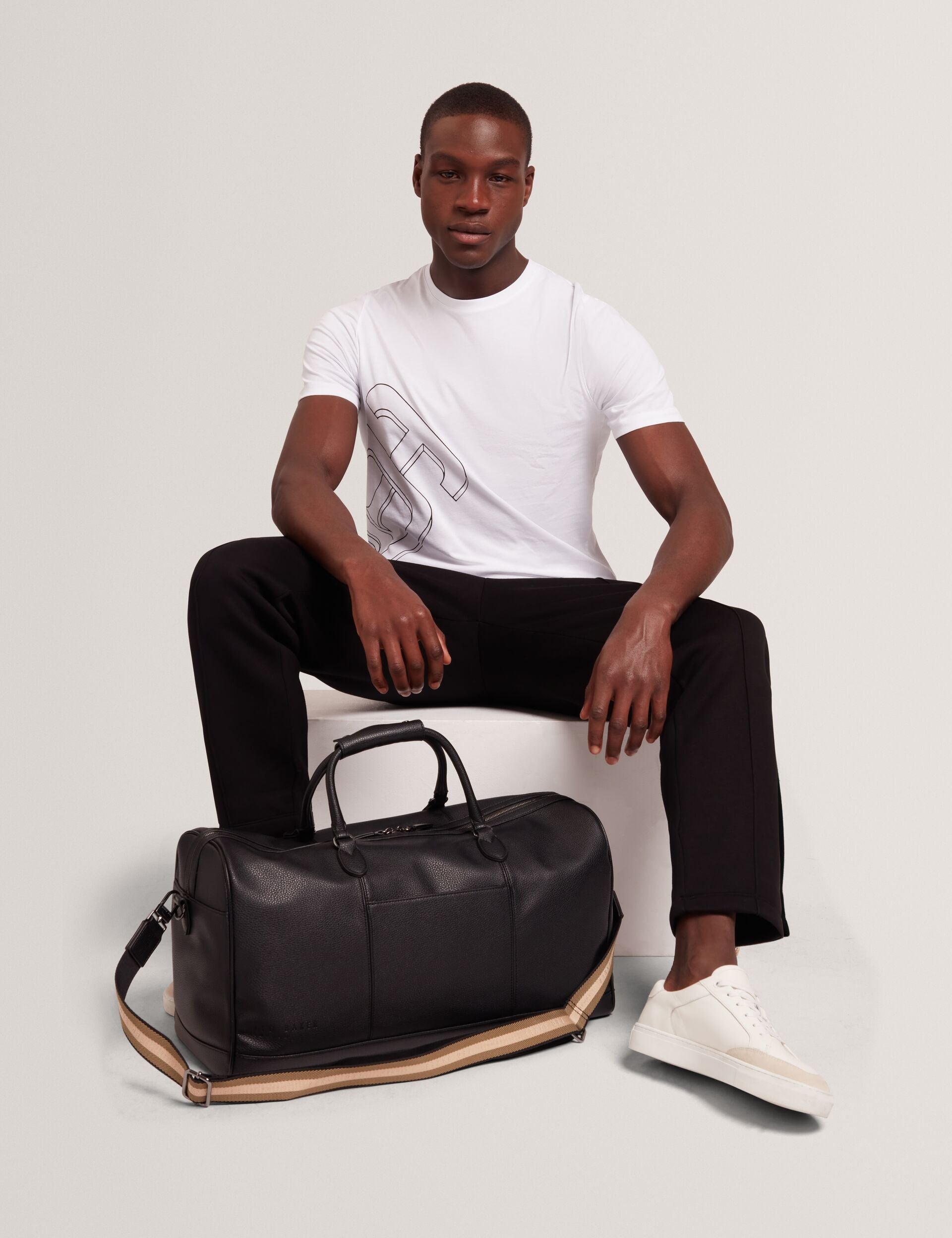 Tee-shirt blanc col rond polyester - Taille M Tee-shirt blanc col rond polyester - Taille M