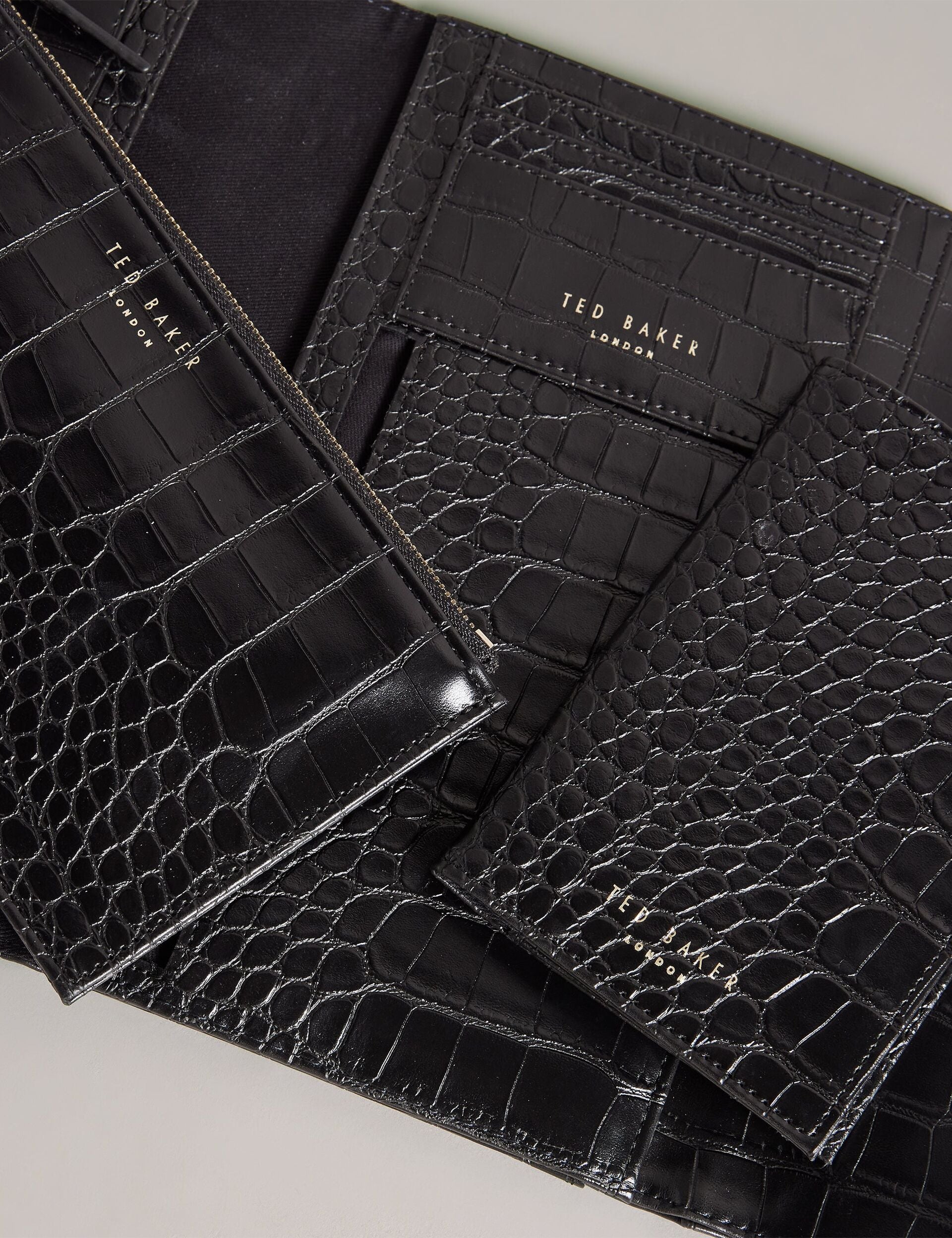 Porte-cartes en crocodile marron - Maroquinerie sur mesure Porte-cartes en crocodile marron - Maroquinerie sur mesure