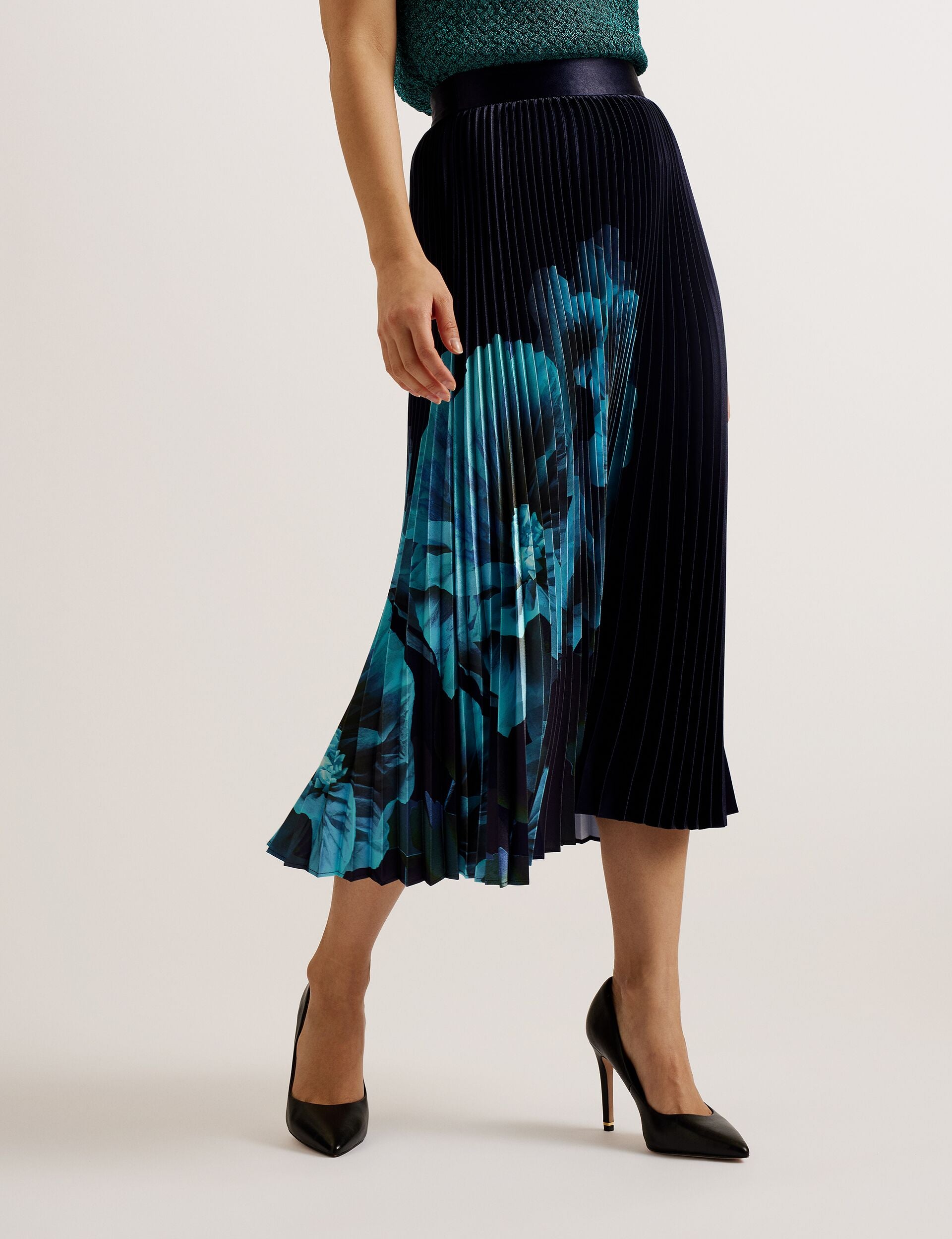 新品未使用　TED BAKER　テッドベイカー　フリルネックフレアードレス　3 Buy Ted Baker Blue Samalee Knitted Midi Dress With Flippy Skirt